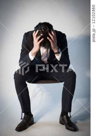悩む男性 12102860