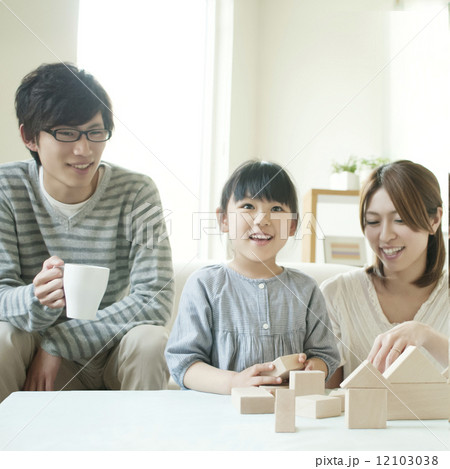 積み木で遊ぶ親子 積み木で遊ぶ親子 12103038