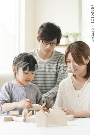 積み木をする女の子と両親 12103067