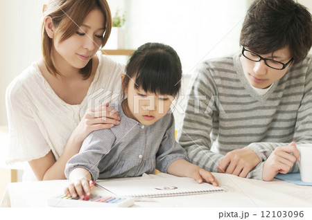 お絵描きをする女の子と両親 お絵描きをする女の子と両親 12103096