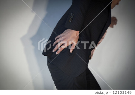 腰痛に悩む男性 12103149