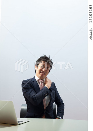 肩こりに悩む男性 肩こりに悩む男性 12103163