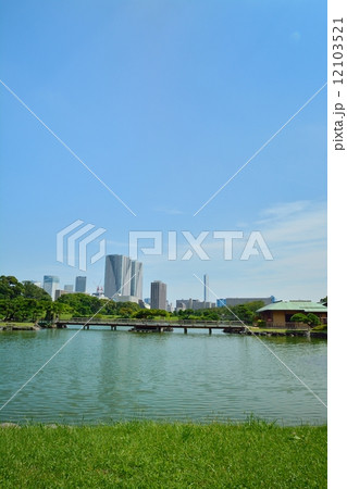 浜離宮恩賜庭園と高層ビル群 12103521