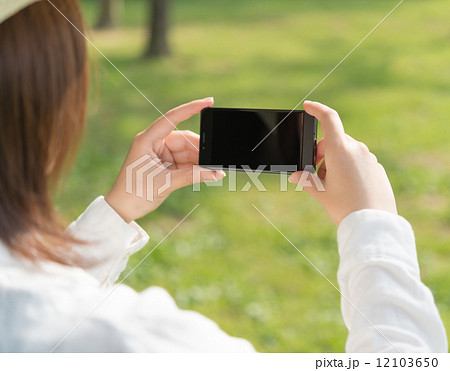 スマートフォンで撮影する女性モデル スマートフォンで撮影する女性モデル 12103650