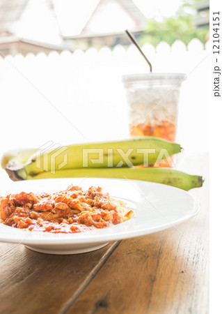 Spaghetti tomato pork sauce with fruit and drink 12104151