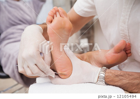 Salon worker using a scalpel Salon worker using a scalpel 12105494