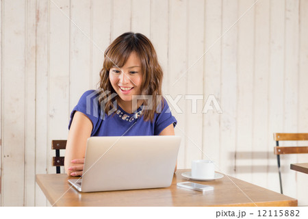 カフェで仕事中の女性 カフェで仕事中の女性 12115882