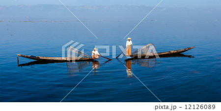 Traditional Burmese fishermen at Inle lake 12126089