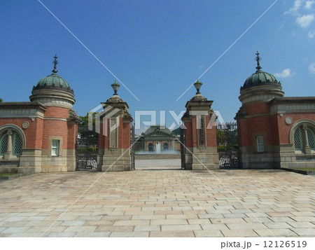 京都国立博物館（正門から明治古都館） 12126519