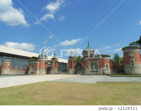 京都国立博物館（正門と平成知新館） 12126521