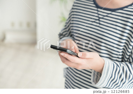 スマートフォンを操作 12126685