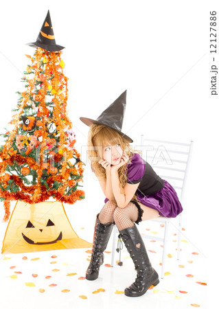 ハロウィンで魔女の仮装をする可愛い女の子 12127886