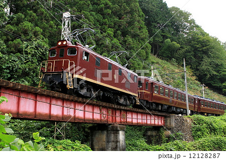 秩父鉄道「山間部を走るELパレオエクスプレス号」 12128287