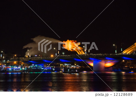 水を噴くドラゴン橋　ベトナム、ダナン　ギネス登録　世界一　夜間照明 12128689