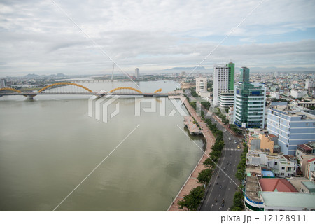 昼間見るベトナム、ダナンのハン川とドラゴン橋、チャンティリー橋 昼間見るベトナム、ダナンのハン川とドラゴン橋、チャンティリー橋 12128911