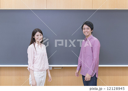 大学生　教室　黒板 12128945