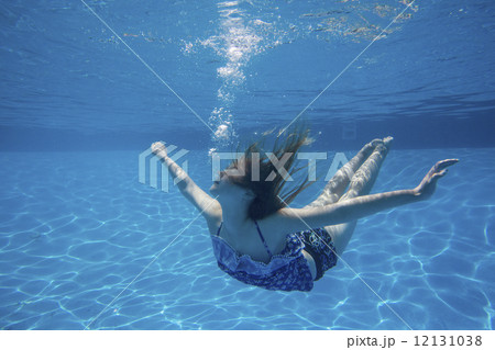 A child swimming under water in a swimming pool. 12131038