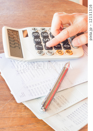 Businesswoman checking account balance 12131316