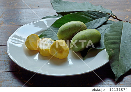 ポポー を食す（皮を剥く前と後のポポーと、ポポーの葉） 12131374