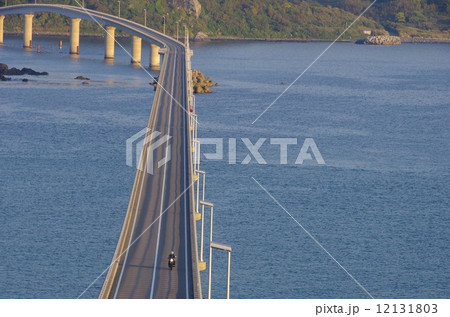 晴れた日の角島大橋 疾走するバイクを手前に橋を左側に配置した横構図 