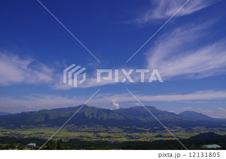 初秋の南阿蘇 阿蘇五岳と南郷谷と青空の風景 初秋の南阿蘇 阿蘇五岳と南郷谷と青空の風景 12131805