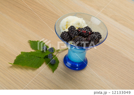 Ice cream with blackberry Ice cream with blackberry 12133049
