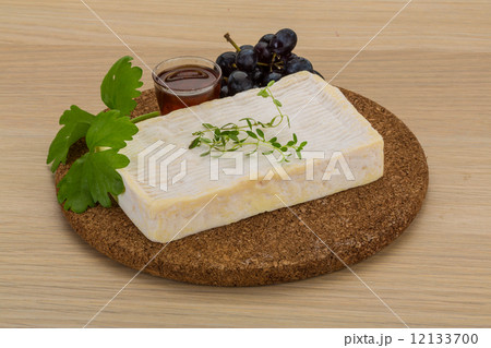 Brie cheese 12133700
