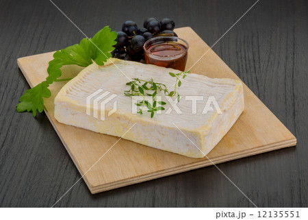 Brie cheese 12135551