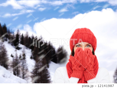 smiling young woman in winter clothes 12141987