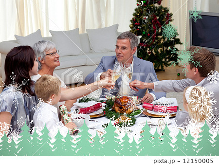 Family tusting in a christmas dinner with champagne Family tusting in a christmas dinner with champagne 12150005