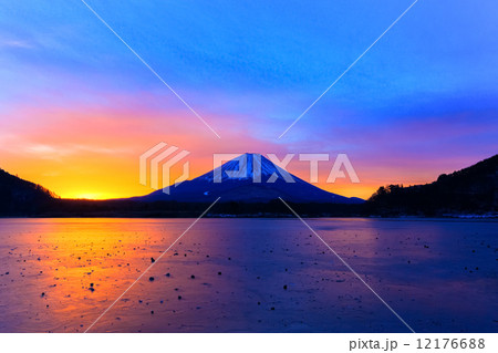 富士山、氷結湖、日の出 12176688