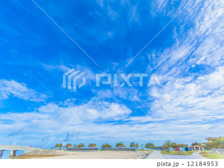 沖縄の夏の空 12184953