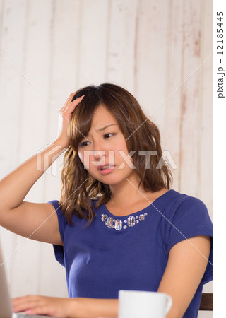 カフェで仕事中の女性 カフェで仕事中の女性 12185445