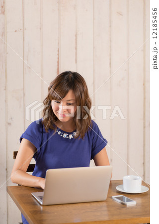 カフェで仕事中の女性 カフェで仕事中の女性 12185456