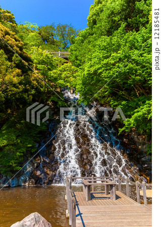 滝の流れ 12185481