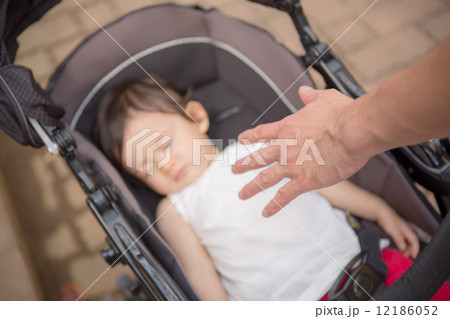 差し迫る危険 生後11ヶ月 赤ちゃん 差し迫る危険 生後11ヶ月 赤ちゃん 12186052