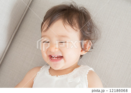 生後11ヶ月 赤ちゃん 笑顔の写真素材