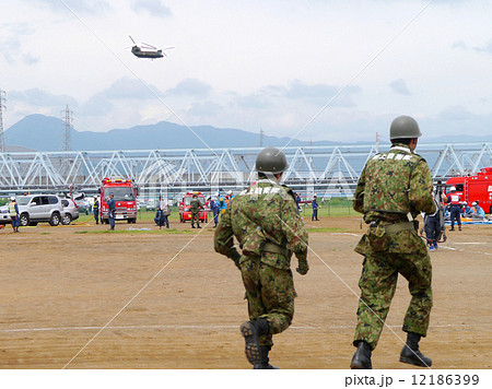 ビッグレスキューかながわ 走る陸上自衛隊員と上空のCH-47 ビッグレスキューかながわ 走る陸上自衛隊員と上空のCH-47 12186399