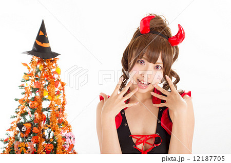 ハロウィンで可愛らしい小悪魔の衣装を着た女の子 ハロウィンで可愛らしい小悪魔の衣装を着た女の子 12187705