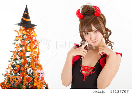ハロウィンで可愛らしい小悪魔の衣装を着た女の子 ハロウィンで可愛らしい小悪魔の衣装を着た女の子 12187707
