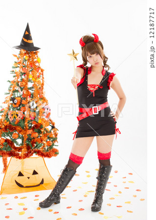 ハロウィンで可愛らしい小悪魔の衣装を着た女の子 12187717