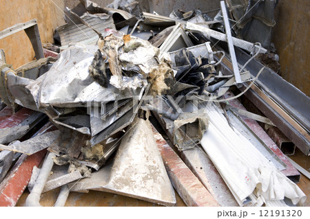 トラックに詰まれた建築廃材 12191320