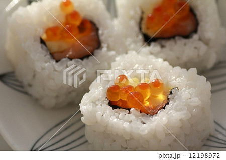 裏巻きのサーモンロール　巻き寿司 12198972