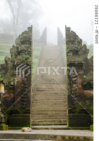 バリの割れ門　霧　もや 12199092