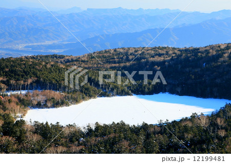 北八ヶ岳・高見石から見る白駒池（遠景は妙義・荒船など西上州の山） 12199481