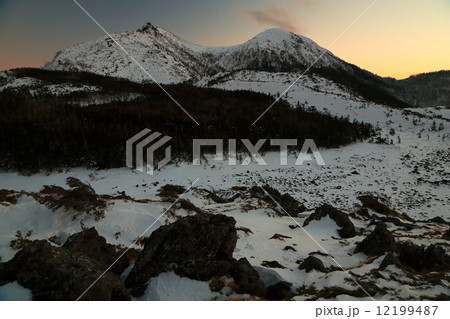 夕暮れの北八ヶ岳・天狗岳とスリバチ池 夕暮れの北八ヶ岳・天狗岳とスリバチ池 12199487