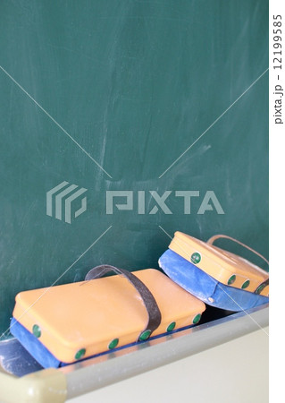 学校の黒板と黒板消し2個　教室 12199585
