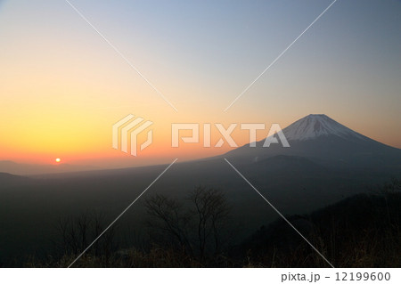 御坂山地・パノラマ台から日の出と富士山 御坂山地・パノラマ台から日の出と富士山 12199600