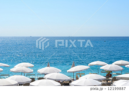 明るいニースの海水浴場 12199887