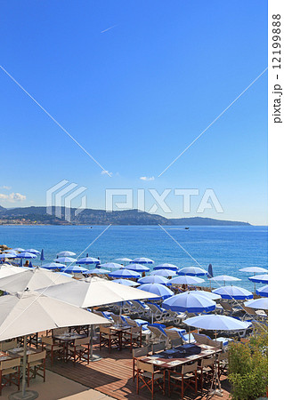 明るいニースの海水浴場 12199888